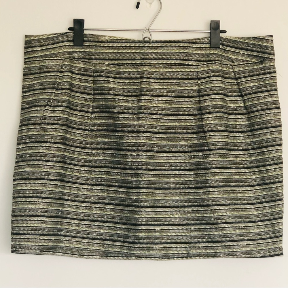 Mini skirt with front pleats and back zipper